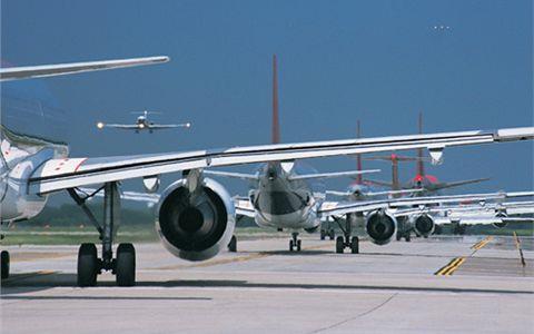 Optimalizace toku letového provozu na letišti Cíle optimalizace toku: Efektivní využití kapacity letiště (zabránění vzniku kongescí na pohybové ploše) Snížení času pojíždění (úspora paliva, snížení