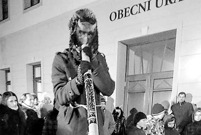fyzicky napadnout. Policie muže zajistila a převezla jej do policejní cely. Událost nyní prošetřují jako přestupek.