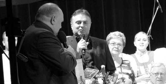 S dvorní moderátorkou Mistříňanky Růženkou Dobešovou vypomáhal slovem po celý program i jubilant.