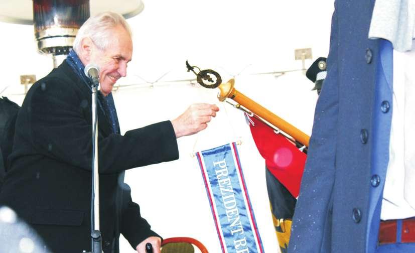 Druhý den návštěvy kraje, tedy ve čtvrtek, zavítal i do Strážnice, kde se před kulturním domem setkal s obyvateli města.
