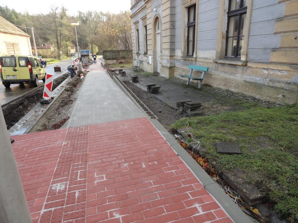 V průběhu měsíce října došlo k dokončení investičních akcí, a to: Rekonstrukce chodníku u bl. 84, ul. U Stadionu (čp.