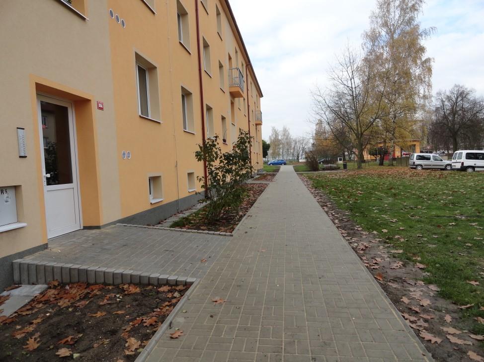 Dále probíhají stavební práce na výstavbě a rekonstrukci chodníků v městské části Stochov HONICE a ČELECHOVICE.