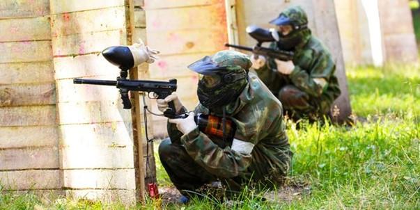 Stránka 7 Paintball - žáci a žákyně druhého stupně ZŠ, ZUŠ A MŠ STOCHOV Všichni hráči byli rozděleni do dvou týmů, které se utkávaly v lítých bojích o vlajku, ubránění a dobývání budovy či klasického