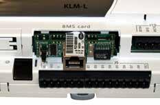 Postupujte následovně: 1. Modul klimatizace a větrání KLM-M nebo KLM-L odpojte od napětí. 2. Odšroubujte šroubovákem kryt slotu (seriál card/bms card). 3.