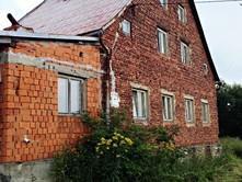 5 Hrní Měst-Dbřečv ZP 140 m 2 Pzemek 329 m 2 395 000,00 Zděný samstatně stjící RD, 2NP. Dům je v půvdním stavu k pravě. Střecha sedlvá s Al krytinu, kna dvjitá dřevěná, pdlahy palubky, dlažba, lin.