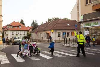 45 Městská policie přijímá oznámení od pracovníka bezpečnostní agentury, která se spolupodílí na prevenci kriminality a dohledu veřejného pořádku v rámci zábavních podniků, že v ulici Černokostelecká