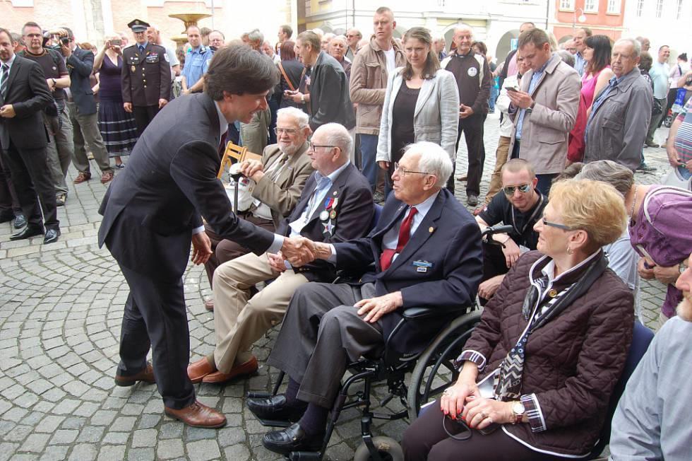 Květen Oslavy osvobození Za přítomnosti tří mužů, kteří se v květnu 1945 v jednotkách americké armády osobně zasloužili o osvobození Domažlic, proběhly v úterý 5. května v našem městě oslavy 70.