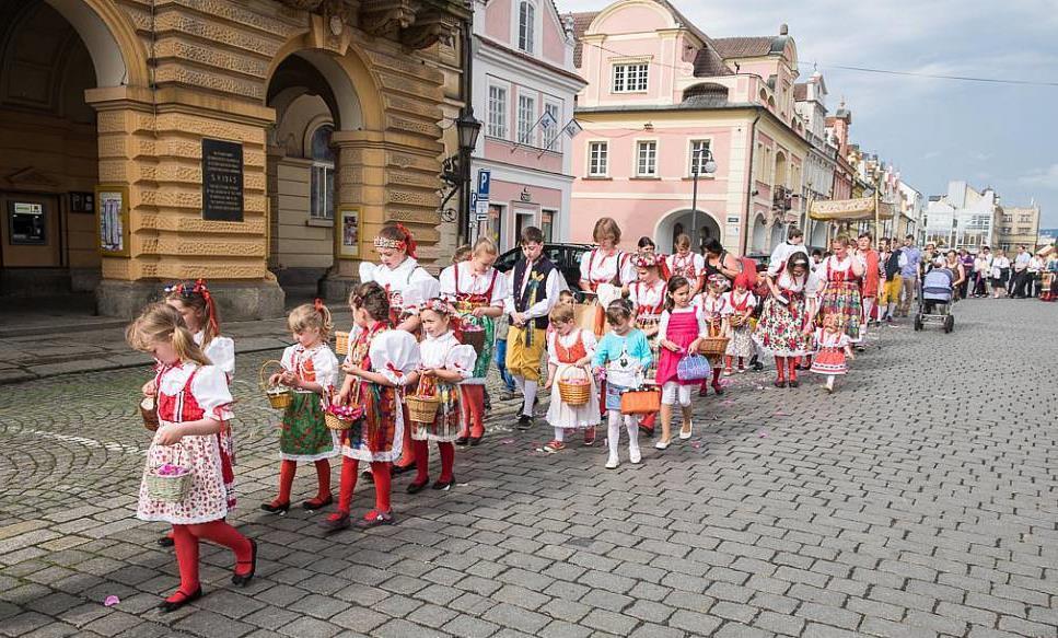 Červen Boží tělo V neděli 7. června dopoledne procházel domažlickým náměstím tradiční průvod, konaný každoročně u příležitosti svátku Božího těla zdejší římskokatolickou farností.