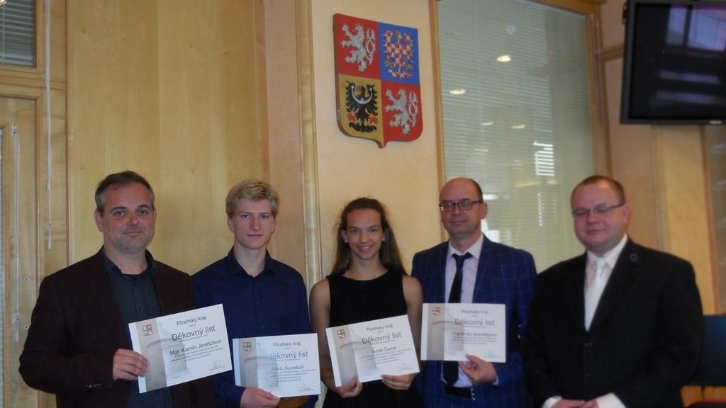 Na snímku zleva: Kamil Jindřich, Karel Kuneš, Anna Černá, Vlastimil Konrády a ředitel ZUŠ Josef Kuneš. Foto archiv ZUŠ JJ Vzpomínková pěší pouť z Klenčí do Furthu se letos konala v robotu 19. září.