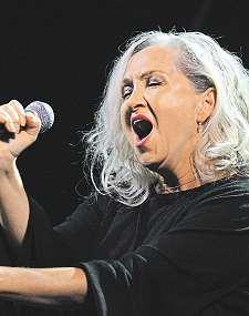 HUDEBNÍ IMPULSY 20 Máří Magdaléna ivelká rockerka Báře Basikové je právě 55 let. Kariéra výjimečně hlasově vybavené zpěvačky se vposledních letech zabrzdila.