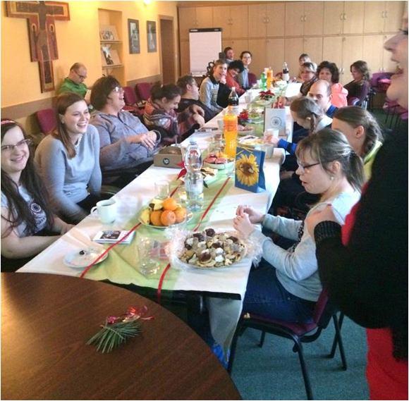Jelikož byl večírek na dvě části, rychle jsme si rozdali dárečky a nachystali se na přesun na SŠ prof.