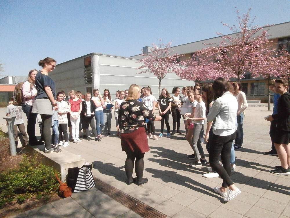 Zadání bylo napsané částečně německy a částečně česky. Hledali jsme různé zajímavosti po celém městě a plnili úkoly. Navštívili jsme např. knihovnu, fotili se se zmrzlinou.