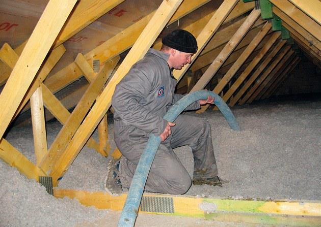 připravených dutin nutno počítat se zhutněním Při aplikaci nevzniká žádný odpad U volného foukání cca 30 kg/m 3, u foukání do dutin