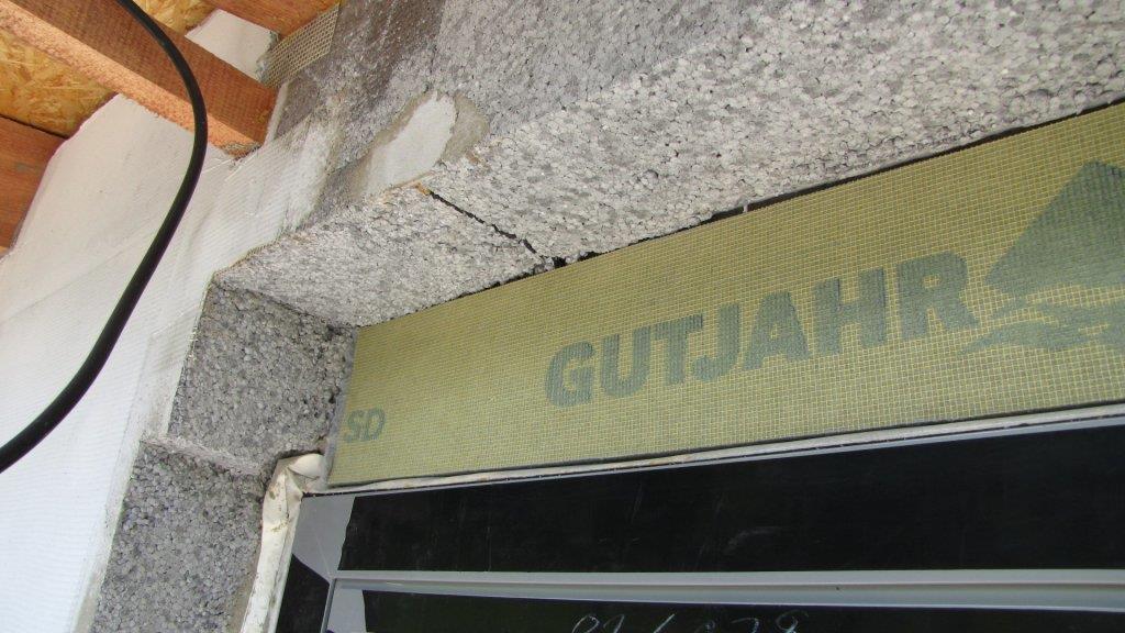 větší tloušťky izolací, například v místě