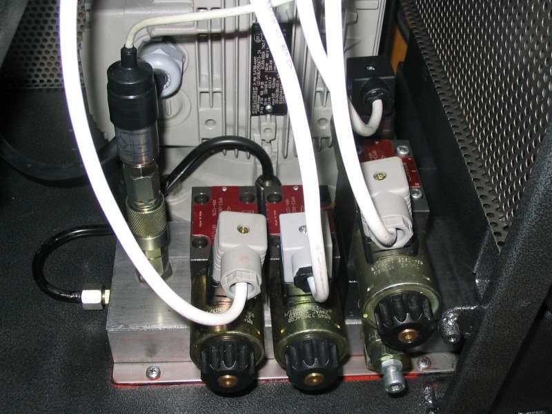 sepnutému relé (svítící LED na desce KMC) odpovídá přivedení napětí 24 V AC na příslušný hyr. Během celého automatického napínacího cyklu je hyr bez napětí a přivádí tlakový olej k dalším třem hyrům.