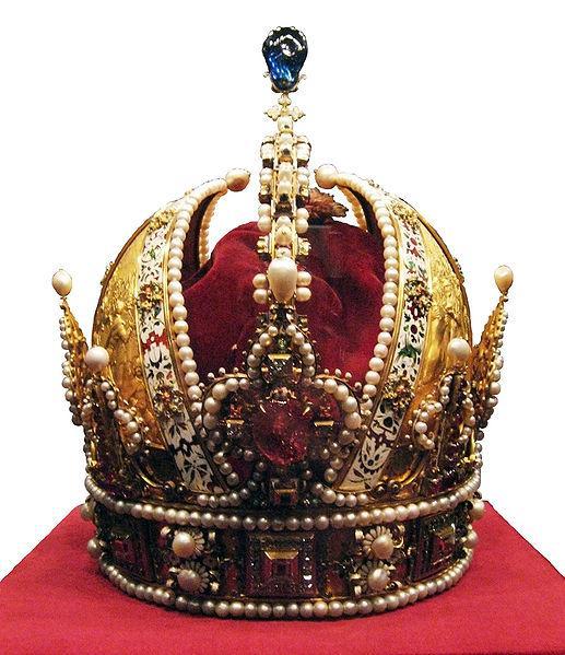 korunovaci. Také Württemberská je pozoruhodným kouskem z řady insignií. Působí velmi jednoduše, avšak vznešeně.