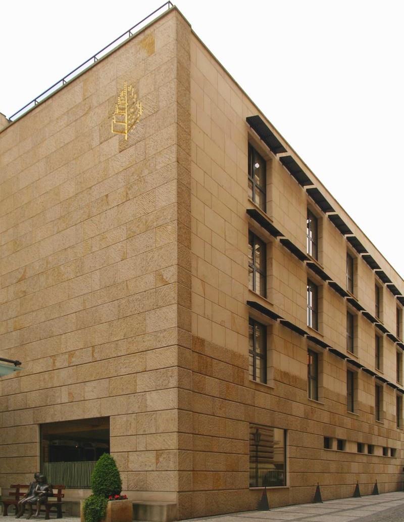 Obr. 7: Hotel Four Seasons Praha [17] 2.2.1.4 Shrnutí Předpoklady božanovského pískovce jsou velmi dobré, a proto je v současnosti nejvyužívanějším pískovcem.