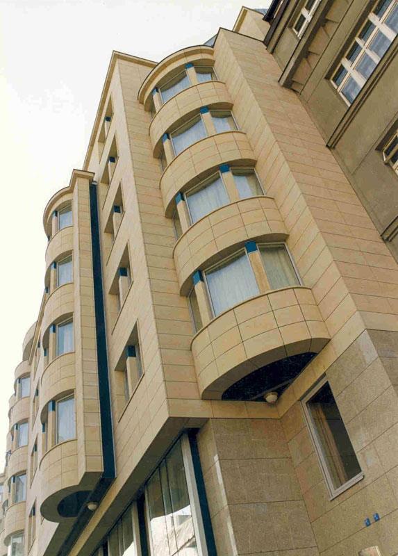 Obr. 11: Fasáda z hořického pískovce, Hotel Marriott Praha [17] 2.2.2.4 Shrnutí Hořický pískovec je možno bezpečně zařadit mezi oblíbené pískovce na našem území ať už v minulosti, tak i v současnosti.