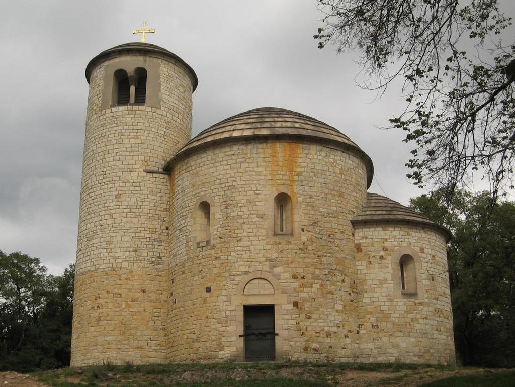 Obr. 25: Rotunda sv. Jiří [23] 2.4.2.4 Shrnutí Přibylovská opuka je šedobílý zpevněný jemnozrnný sediment, který odolává statickému zatížení, otěru a je leštitelný. Její opracování je náročnější.