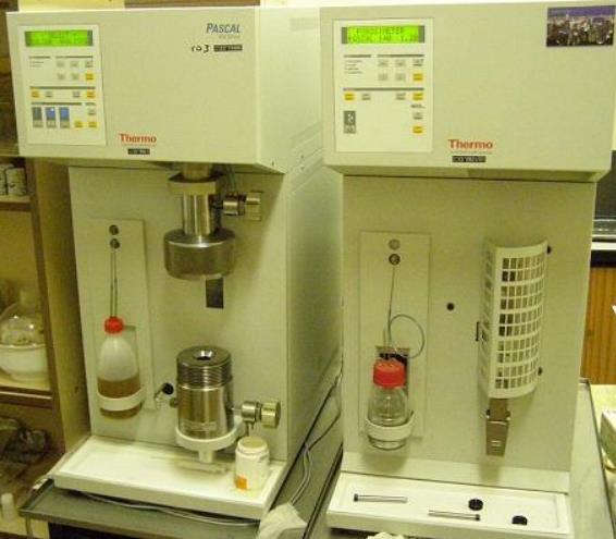 Obr. 29: Rtuťový porozimetr PASCAL 140 a 440 [33] 4.2 Prováděné experimenty dle metodiky Benavente Jak již bylo řečeno, hlavní inspirace byla na experimentu prováděným Benaventem.