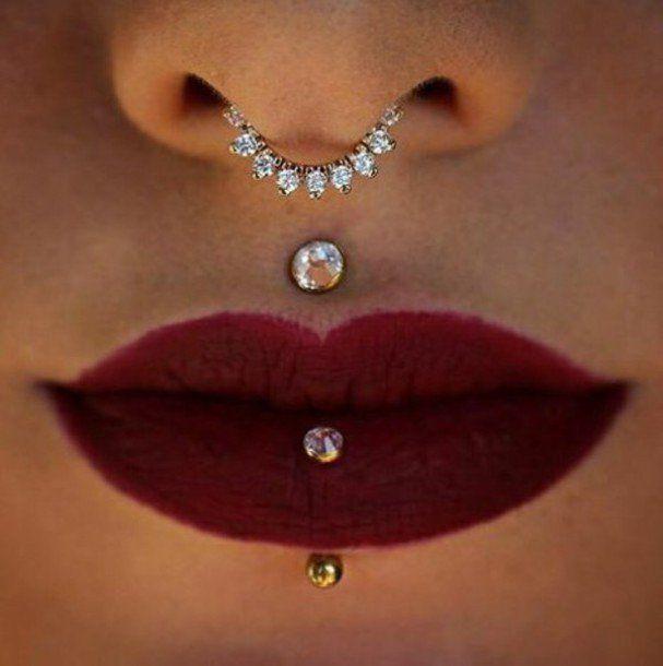 1.2.6 Piercing Piercing je druh ozdoby, která propichuje lidskou kůži. Piercing má dlouhou historii. Nejstarší nálezy se datují okolo 5000 let.