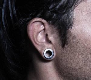 V minulém století se piercing hodně rozšířil mezi členy punku, kdy se tímto způsobem chtěla mladá generace odlišit od svých rodičů a konzervativnímu způsobu života, nebo režimu.