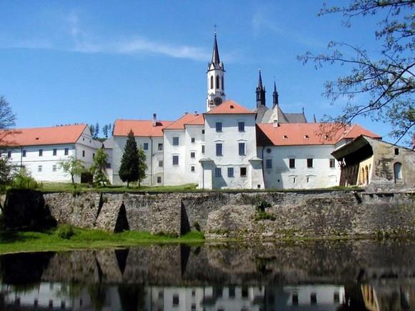 Zlín je typický pro svou funkcionalistickou architekturu, proto je chráněn jako památková zóna, která zahrnuje okolo 1750 objektu.