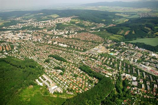 kterém Baťa zahynul. V roce 1954 byl památník přestavěn na Dům umění a vznikly zde prostory galerie výtvarného umění a zlínské filharmonie.