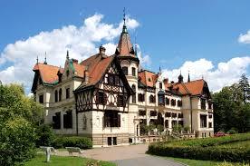 Vyplnění mezi sloupy tvořily cihly se spárováním. V roce 1932 byl postaven nový Obchodní dům, dnešní Prior. Společenský dům, dnešní hotel Moskva, je jedenáctipatrová budova.