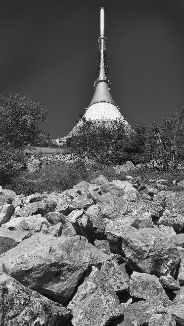 Ještěd (1 012 m n. m.) cíl opakovaných výstupů Ještědmana Jiřího Mánka I když s berlemi a v rekordním čase 4 hodiny a 34 minut Sym - bolicky jsem potom ještě na Silvestra vystoupal na Ještěd po 2 011.