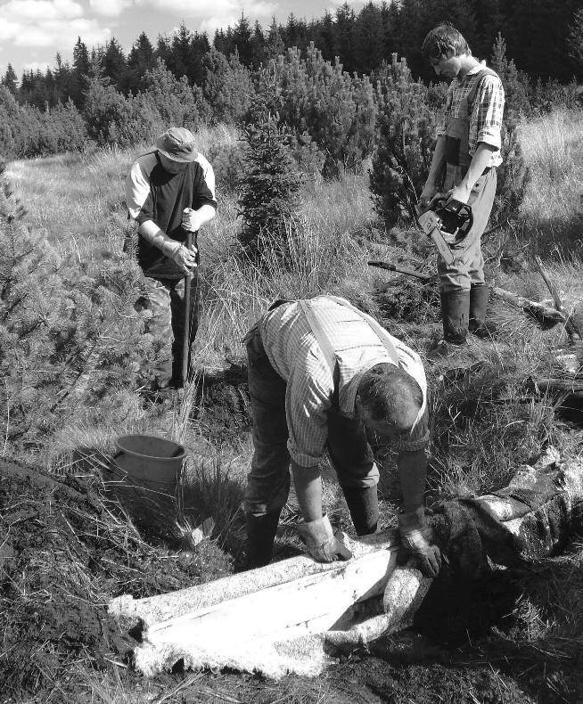 Instalace geotextilie u vodorovného typu přehrádky v ochranném pásmu NPR Rašeliniště Jizery Foto Leoš Vašina ml.