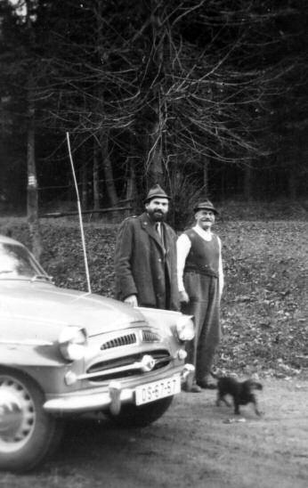 S hajným Franzem Hausmannem v Oldřichově v Hájích Foto archiv Zdeněk Cipra 74 let také ledacos pamatoval a se svojí ženou (tehdy sedmatřicetiletou!) tvořili vynikající pracovní dvojici.