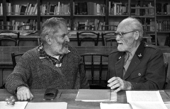 Zdeněk Cipra a Miloslav Nevrlý při práci na rozhovoru pro ročenku JJHS v Severočeském muzeu v Liberci Foto Milada Dománková Ing.