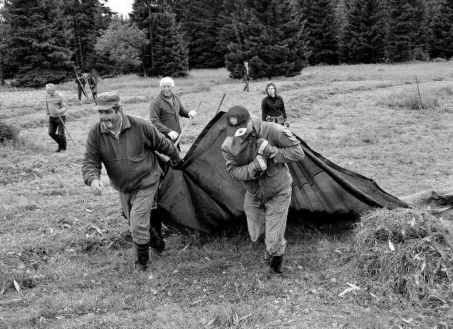 Úklid trávy z čerstvě pokosené Pralouky v osadě Jizerka Foto Milan Drahoňovský Tůně pro rozmnožování obojživelníků v údolí Lučního potoka Stejně jako v minulých letech, i v roce 2011 pokračoval