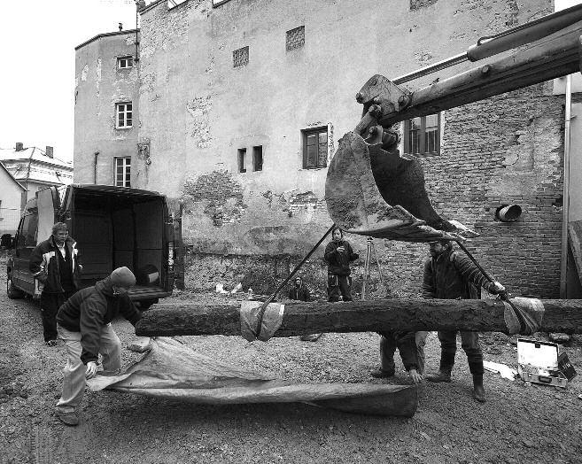 Transport dubového trámu z let 1219 1236, který je částí nejstarší středověké stavby v Hrádku nad Nisou tak byla v roce 1572 za vyhnání a zavraždění plodu za živa zahrabána a kůlem probita Zuzka