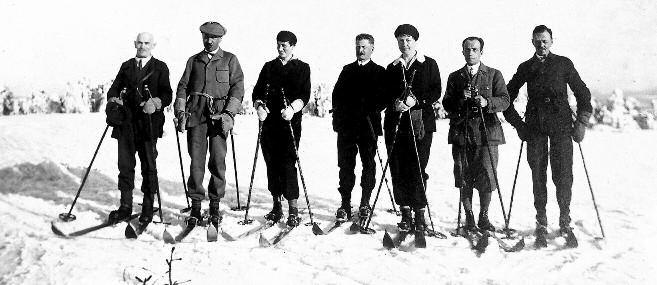 Skupina velkoprůmyslníků se setkávala na vrcholu Smrku (1929). Druhý zleva je Oskar Klinger jun.