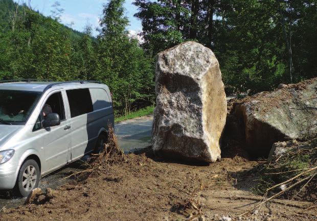 Velká mura na Smědavské stráni přemísťovala i velmi rozměrné bloky a balvany, jejichž srovnání