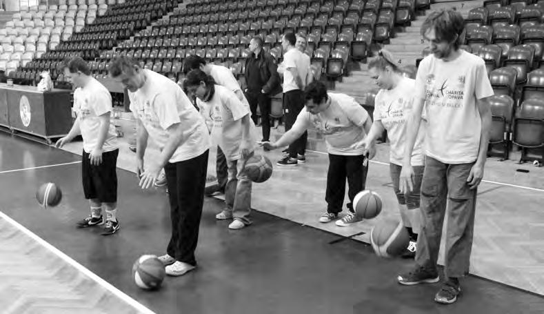 Opavští basketbalisté a klienti Radosti jsou jeden tým Možná jste si dnes při vstupu do haly všimli, že při kontrole lístků asistovali noví pomocníci.