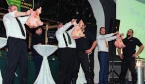 Do cechu horníků tímto aktem vstoupil i obchodní ředitel OKD Petr Hanzlík, oznámil manažer odbytu ZÚ Miroslav Mencner, jenž večer řídil coby Slavné a vysoké neomylné prezidium.