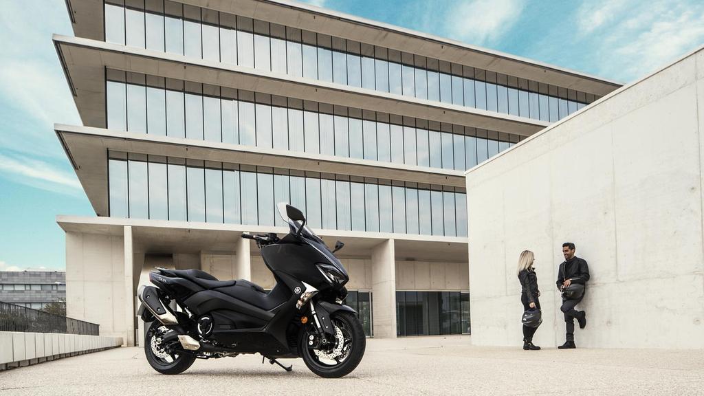 Dostaňte se na MAX Tento model přepsal dějiny a stal se zakladatelem kategorie sportovních maxiskútrů. Kultovní spojující výkon a charakter motocyklu je nezaměnitelný originál.