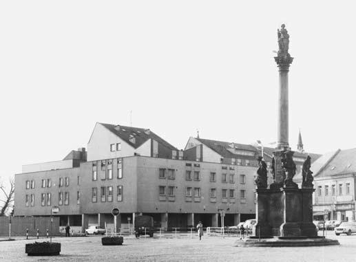 Edel nalézá náhradní uplatnění v Pražském stavebním podniku. Synovi, svému nástupci, předal nejen potřebné zkušenosti, ale i lásku k architektuře a stavbám.