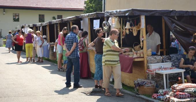 skýtají značný potenciál při rozvoji cestovního a turistického ruchu. Zajímavým prvkem je lidový skanzen v Rymicích včetně tvrze. Dále pak aktuálně obnovovaná tvrz v Kurovicích. 2.2.3.