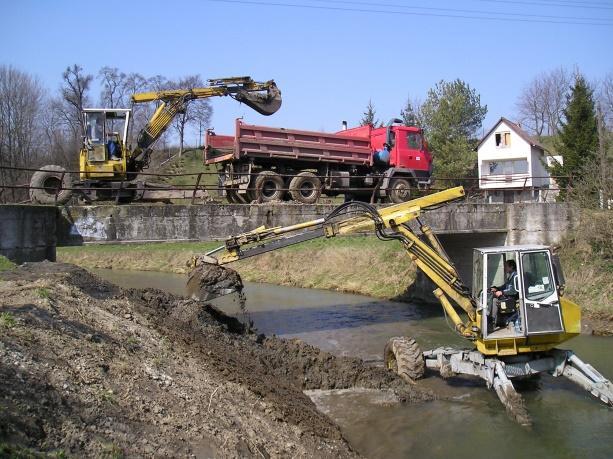 1.8.1. Podnikatelské prostředí Analýza podnikatelského prostředí je založena na porovnání dat z hlediska odvětvové struktury podnikání, podílu zaměstnanců v různých odvětvích, počtu ekonomických
