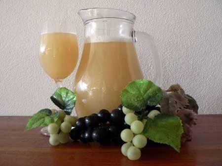 RECEPT NA MĚSÍC ŘÍJEN Domácí burčák Množství burčáku ovlivňuje sklizeň na Moravě. Opravdový burčák je vyrobený z moravských hroznů, kterých je málo.