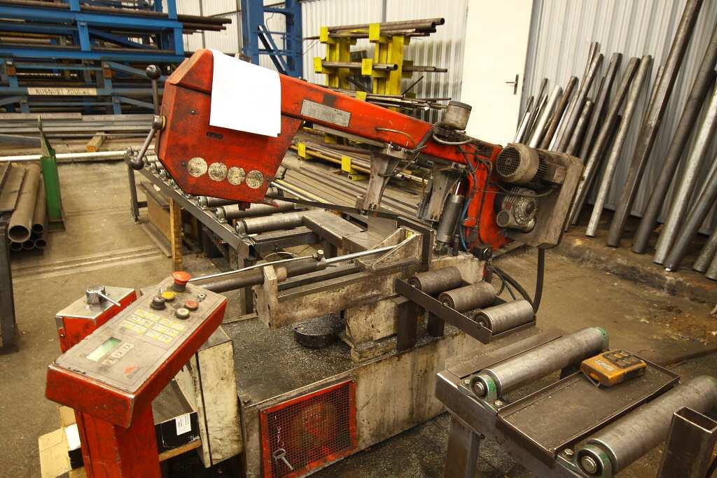 1.9.1 Fungování skladu Ve skladu probíhá velmi jednoduchý materiálový tok a to díky tomu, že se zde nachází jen jediná mezioperace a to řezání.