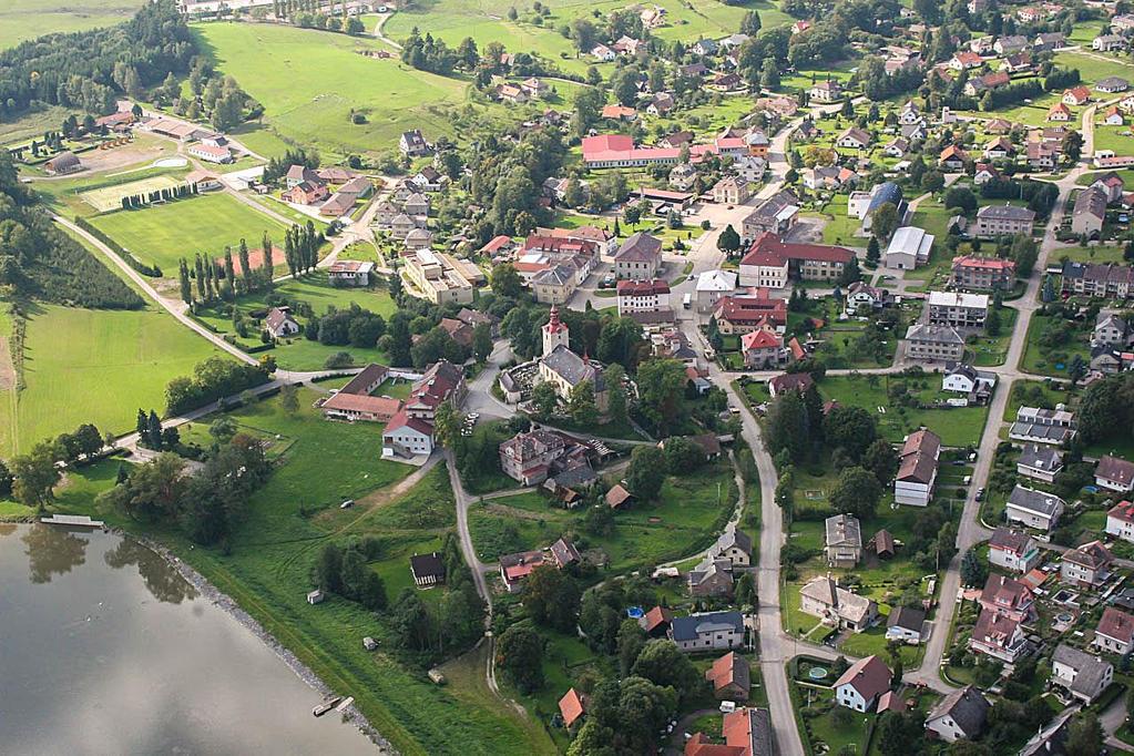 Dolní Čermná nabízí kompletní občanskou vybavenost. Ve středu obce je náměstí se Základní školou Vincence Junka, mateřská škola.