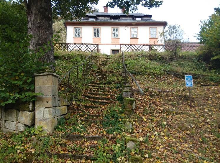 4.4.8 Polom, Hájek Lovecký zámeček Hájek se nachází uprostřed lesů poblíž vesnice Polom. Dříve, ačkoli velmi krátce, sloužil rodu Kinských jako barokní lovecký zámeček.