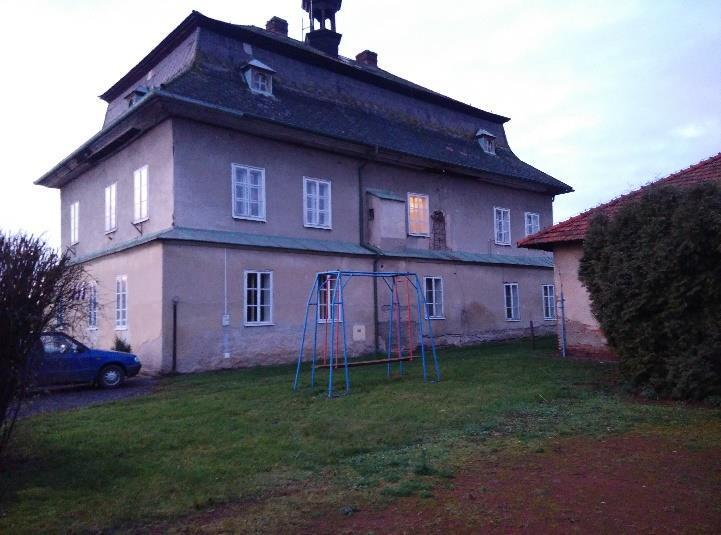 Objekt vypadá velmi poničeně a zdá se, že slouží pouze jako sklad věcí. [11] Obr. 13 Zchátrálý zámeček Hájek u vesnice Polom 4.
