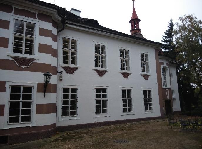 4.4.10 Skalka Nedaleko Rychnova nad Kněžnou, v malebné obci Podbřezí, která se stala obcí roku 2006 Královéhradeckého kraje, se nachází lovecký zámeček, nazývaný Skalka.