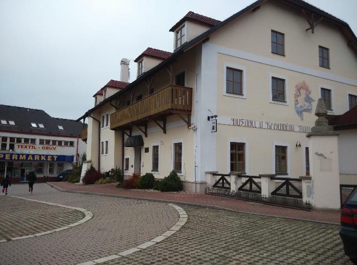 Od roku 1989, kdy jej získali soukromníci, se o něm moc informací neví. [13] Obr. 15 Zámek Skalka 4.4.11 Solnice Okolo roku 1558 vznikla tvrz, později označována jako zámeček Solnice.